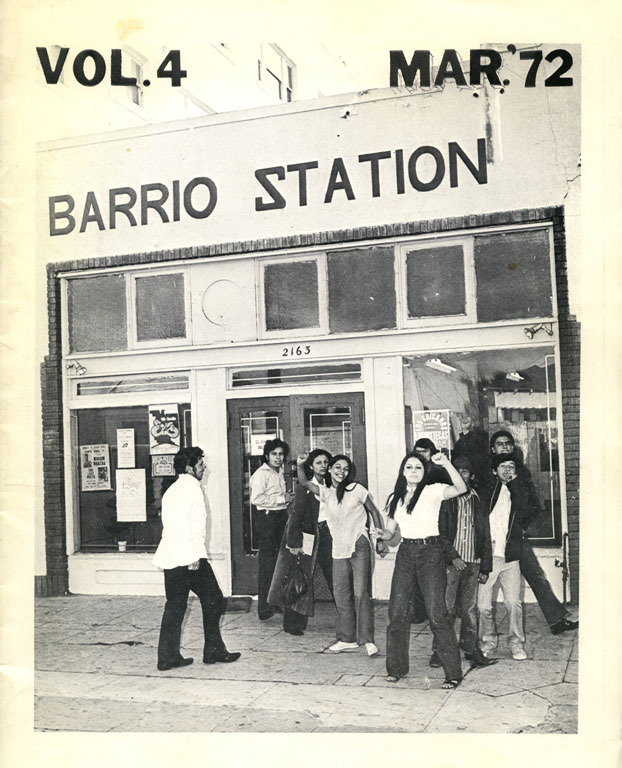 Un grupo parado afuera Estación Barrio. / A group standing outside Barrio Station.