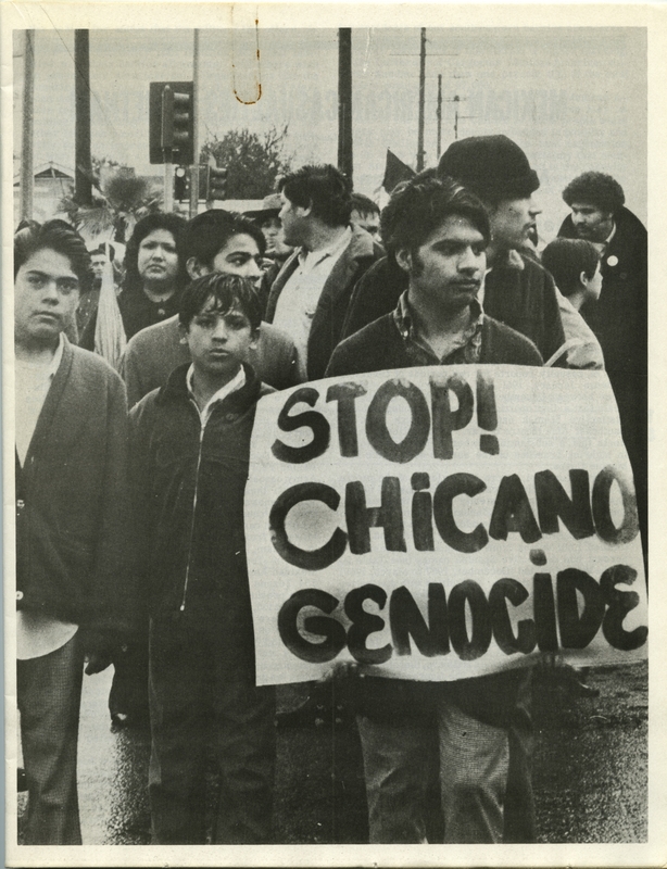 Una multitud de personas protestando por la guerra de Vietnam. / A crowd of people protesting the Vietnam War.