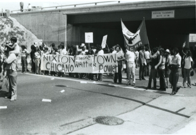 Una multitud de personas protestando por el poder chicano. / A crowd of people protesting for Chicano power.