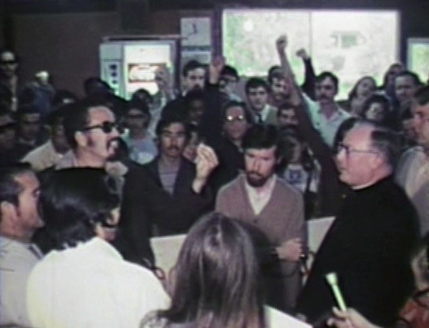 Una multitud de personas en un edificio. / A crowd of people in a building.