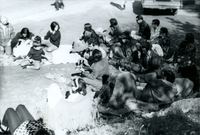 Un grupo sentado y tocando música. / A group sitting and playing music.