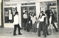 Un grupo parado afuera Estación Barrio. / A group standing outside Barrio Station.