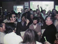 Una multitud de personas en un edificio. / A crowd of people in a building.