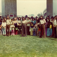 Brown Berets y un multitud en el Parque Chicano. / Brown Berets and a crowd at Chicano Park.