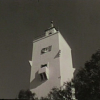 Torre Hardy con bandera de Aztlán. / Hardy Tower with Aztlan flag.