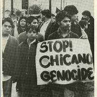 Una multitud de personas protestando por la guerra de Vietnam. / A crowd of people protesting the Vietnam War.