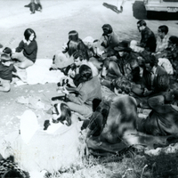 Un grupo sentado y tocando música. / A group sitting and playing music.