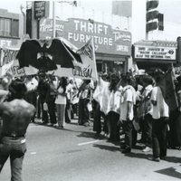 Una multitud de personas que protestan por la guerra de Vietnam. / A crowd of people protesting the Vietnam War.