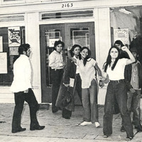 Un grupo parado afuera Estación Barrio. / A group standing outside Barrio Station.