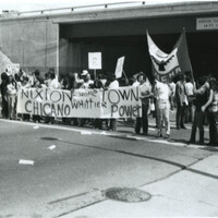 Una multitud de personas protestando por el poder chicano. / A crowd of people protesting for Chicano power.