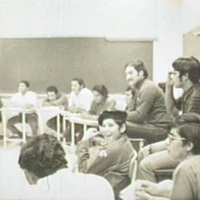 Estudiantes universitarios en un salón de clases. / College students in a classroom.