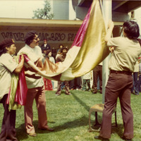 Los Brown Berets levantan una bandera en el Parque Chicano. / The Brown Berets raise a flag at Chicano Park.