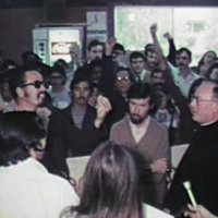 Una multitud de personas en un edificio. / A crowd of people in a building.